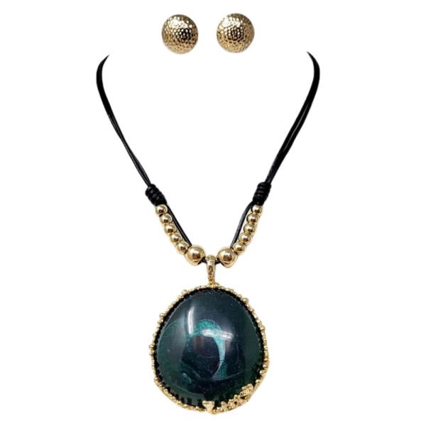 ROUND STONE PENDANT BEADED NECKLACE