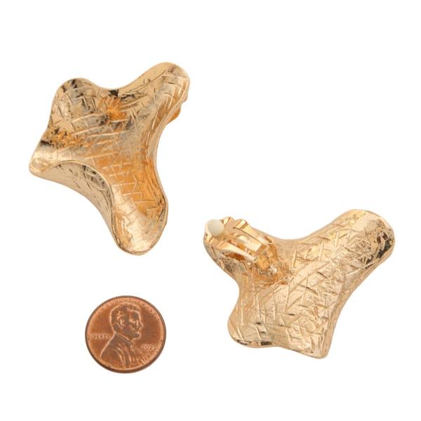 RUFFLE LINED METAL CLIP EARRING