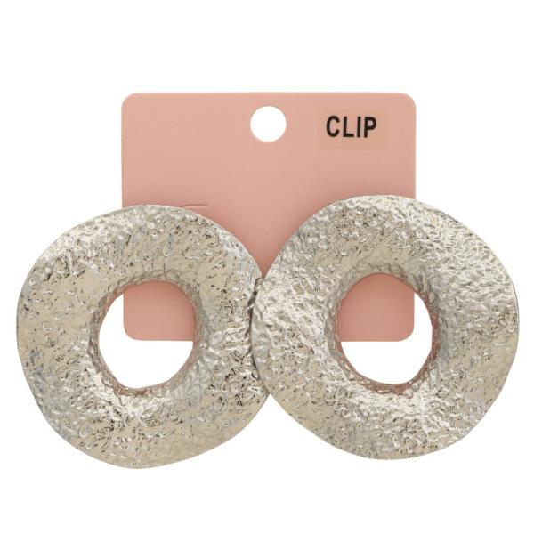 TEXTURED METAL ROUND EARRING