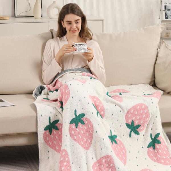 STRAWBERRIES THROW BLANKET