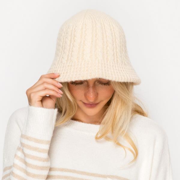 KNIT BUCKET HAT