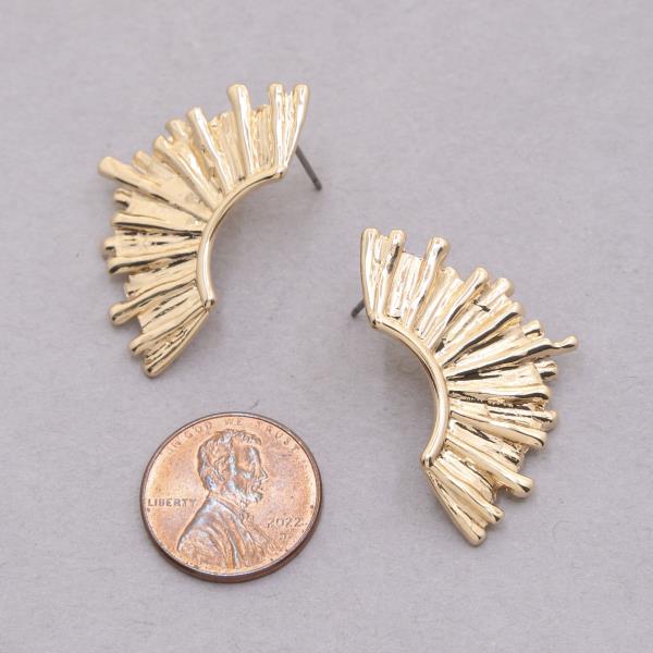 LINED METAL EARRING