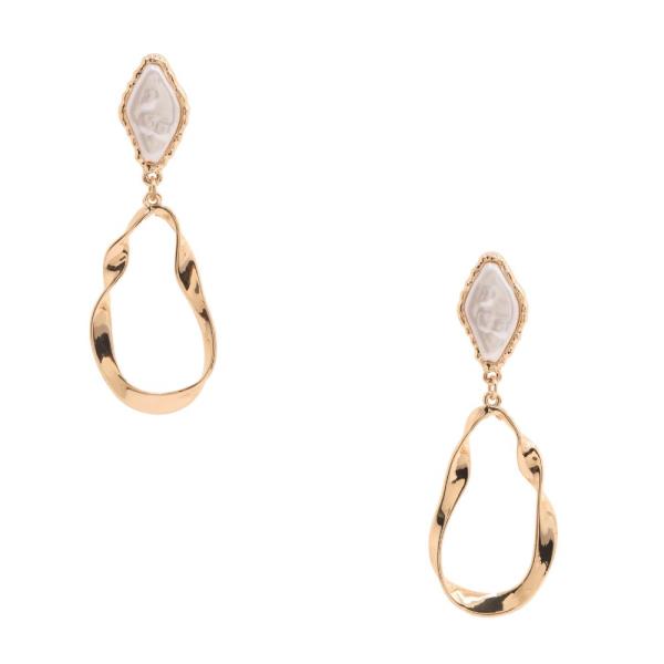 PEARL BEAD BENT OVAL METAL DANGLE EARRING