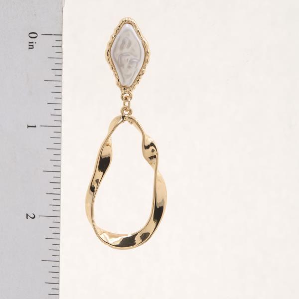 PEARL BEAD BENT OVAL METAL DANGLE EARRING