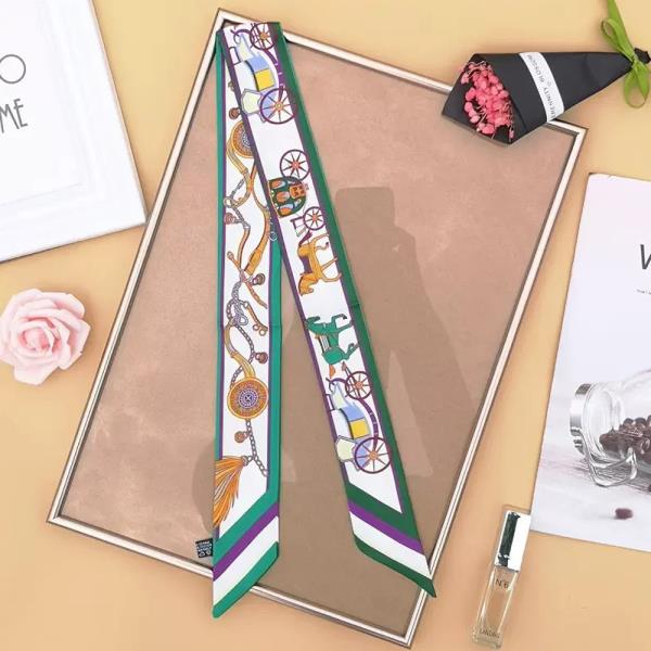 CARRIAGE CHAIN PRINT SILKY SKINNY SCARF
