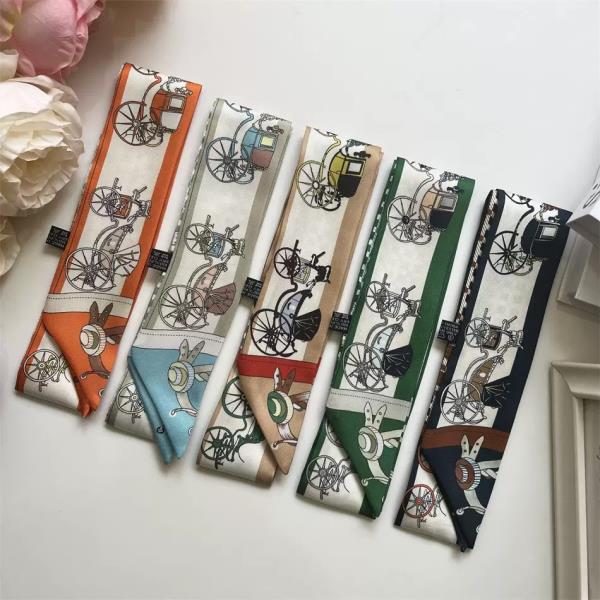 CARRIAGE RIDER PRINT SILKY SKINNY SCARF