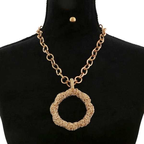 TEXTURED ROUND PENDANT METAL NECKLACE