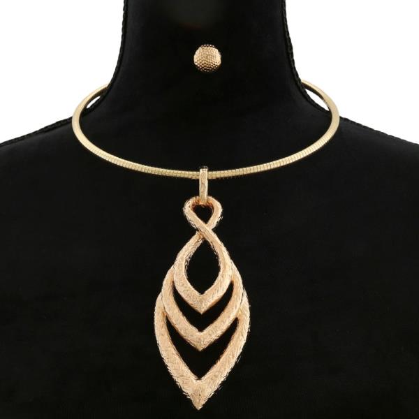 POINTED OVAL METAL PENDANT NECKLACE