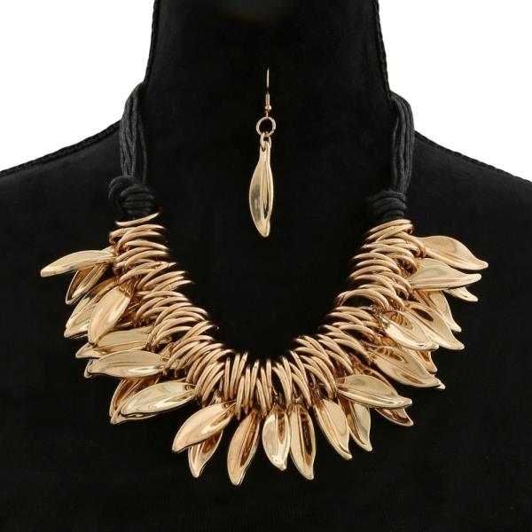 LEAF CHARM METAL NECKLACE