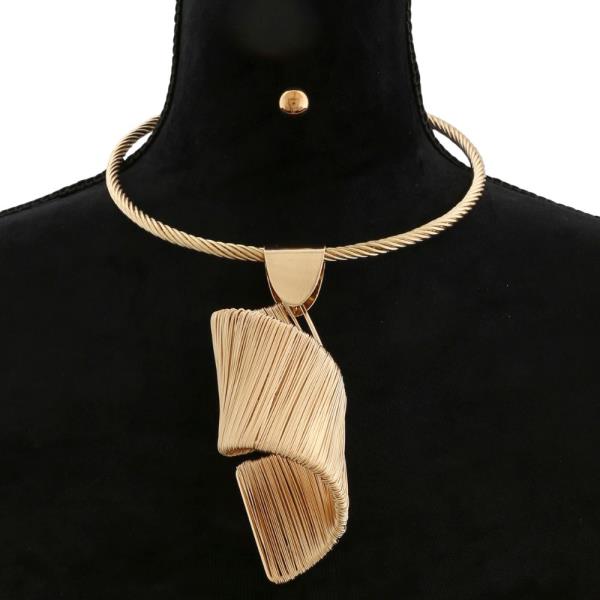 LOOP WIRE METAL PENDANT NECKLACE