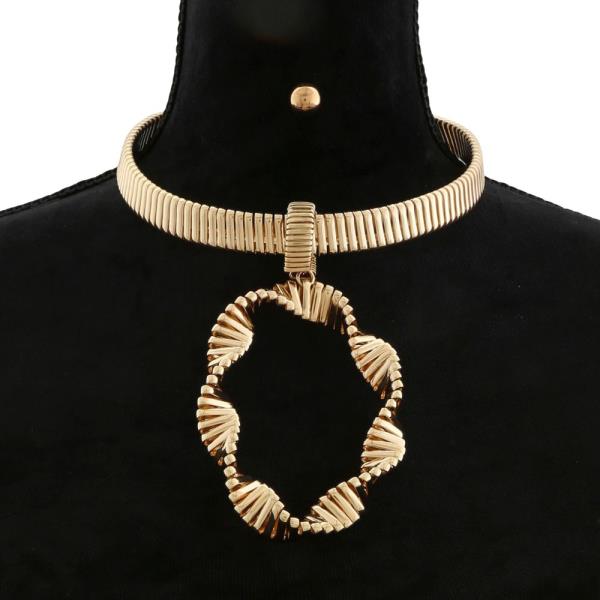 SWIRL OVAL METAL PENDANT NECKLACE