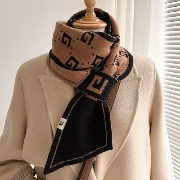 GEOMETRIC PATTERN KNIT OBLONG SCARF