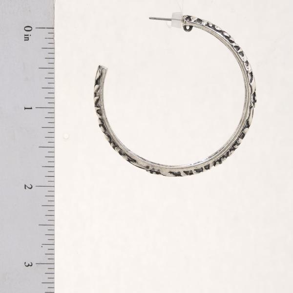 FILIGREE PATTERN OPEN HOOP METAL EARRING