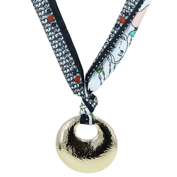 HAMMERED METAL ROUND PENDANT SCARF NECKLACE