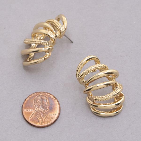 LINED CURVE METAL EARRING