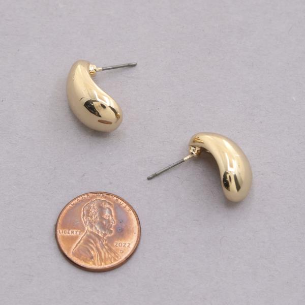 OVAL METAL STUD EARRING