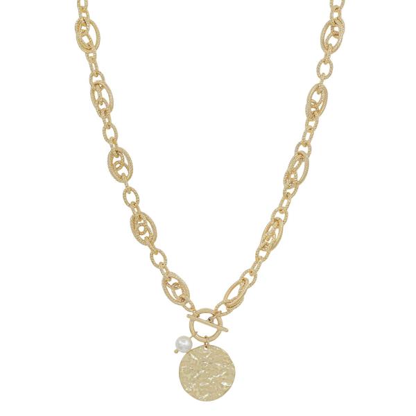 TEXTURED METAL CHAIN TOGGLE WITH PEARL ACCENT COIN PENDANT SHORT NECKLACE