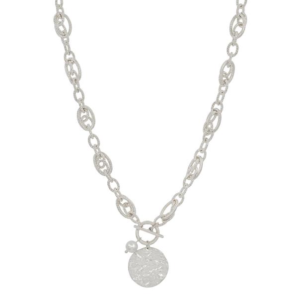 TEXTURED METAL CHAIN TOGGLE WITH PEARL ACCENT COIN PENDANT SHORT NECKLACE