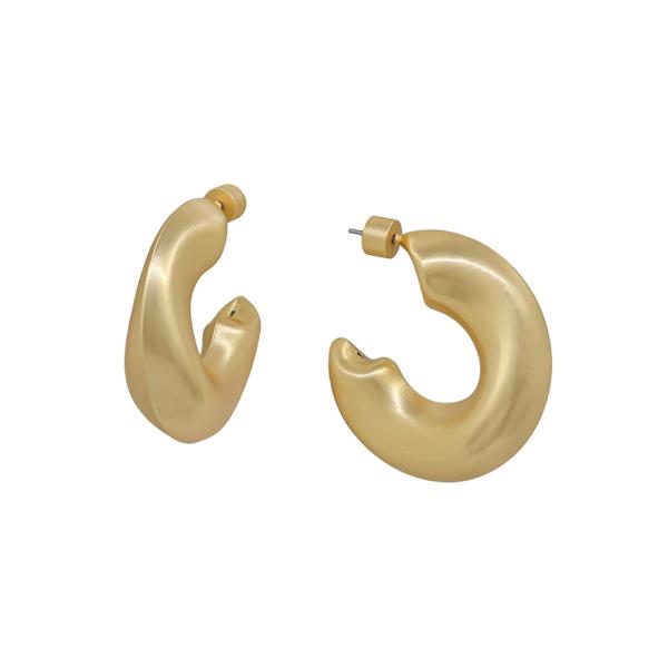 CHUNKY WAVED METAL HOOP EARRINGS