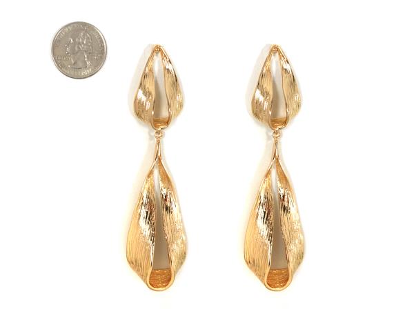 LINED BENT TEARDROP DANGLE EARRING