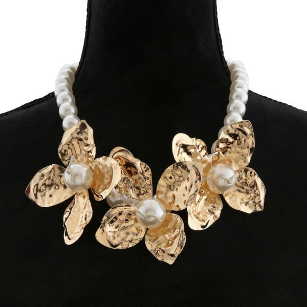 TRIPLE FLOWER PEARL BEAD NECKLACE