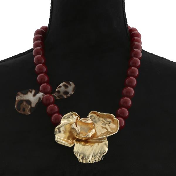 FLOWER PENDANT BEADED NECKLACE