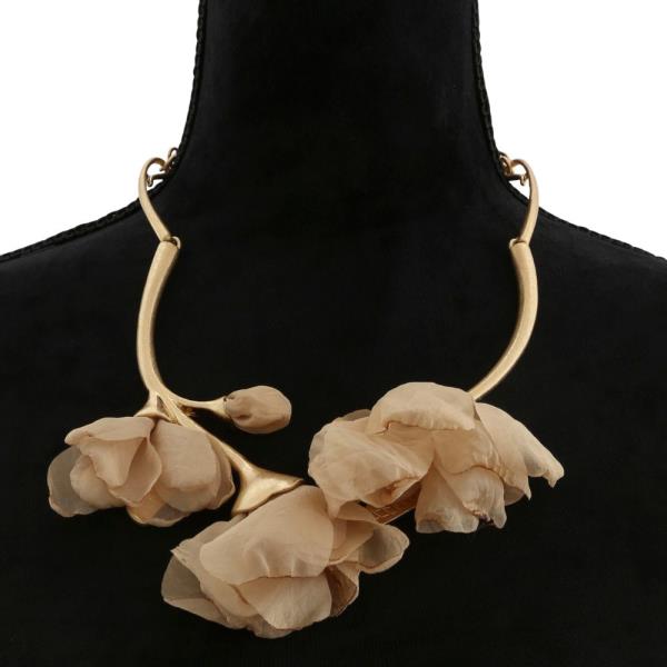 FABRIC FLOWER WAVY METAL NECKLACE