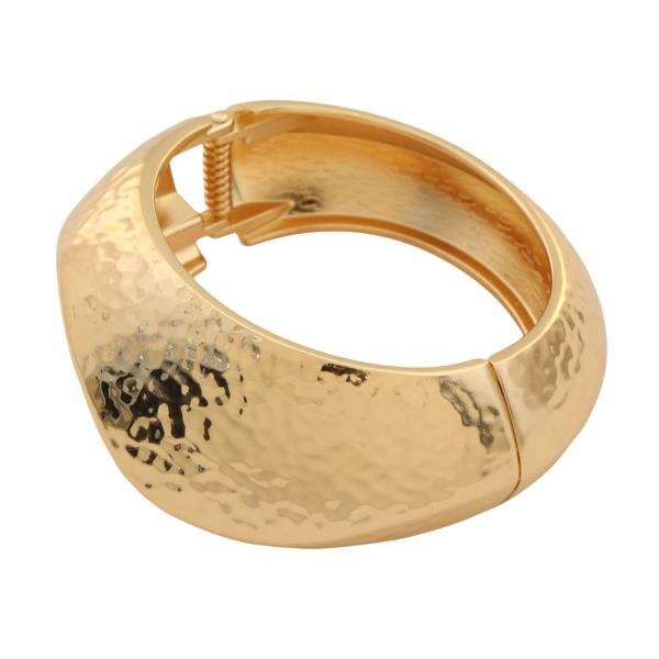 HAMMERED METAL ASYMMETRICAL SHAPE HINGED BRACELET