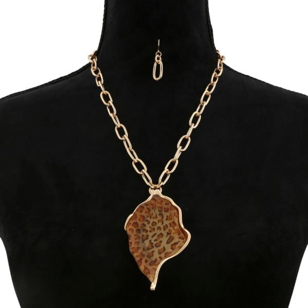 PETAL PENDANT NECKLACE