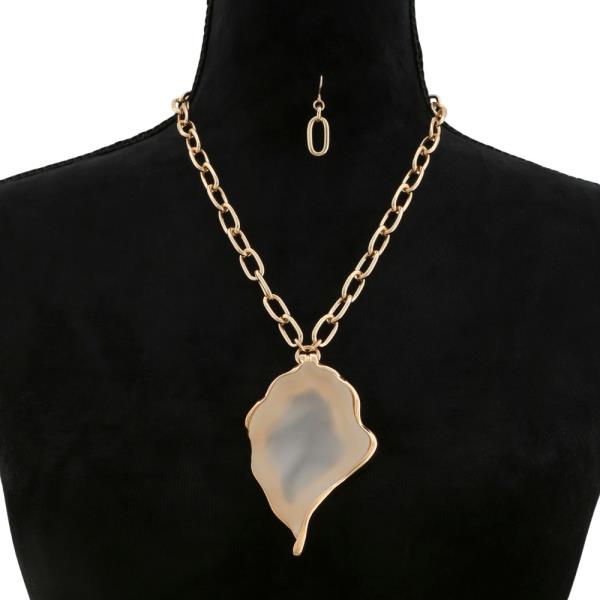 PETAL PENDANT NECKLACE