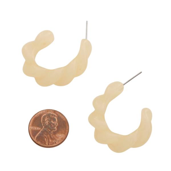 ACETATE TWISTED OPEN HOOP EARRING