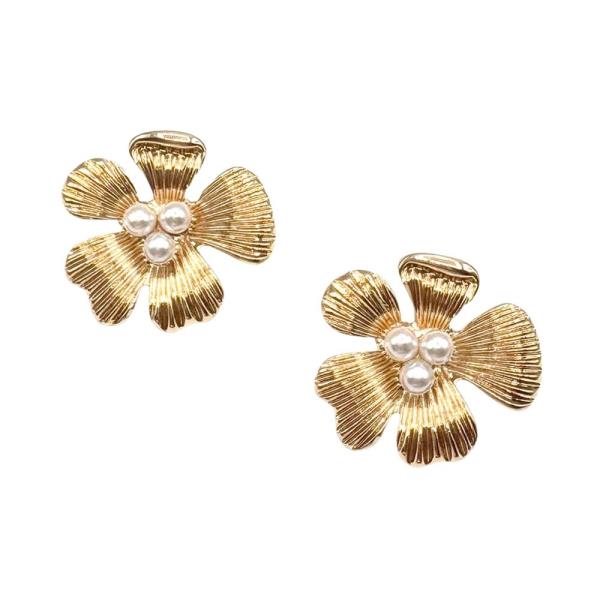 TEXTURED METAL FAUX PEARL FLOWER STUD EARRING