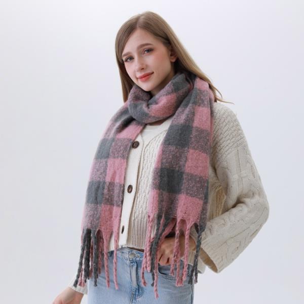 CHECKERED SCARF CLASSIC – FRINGED ELEGANCE