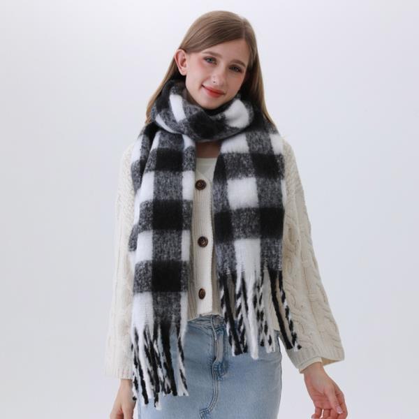 CHECKERED SCARF CLASSIC – FRINGED ELEGANCE