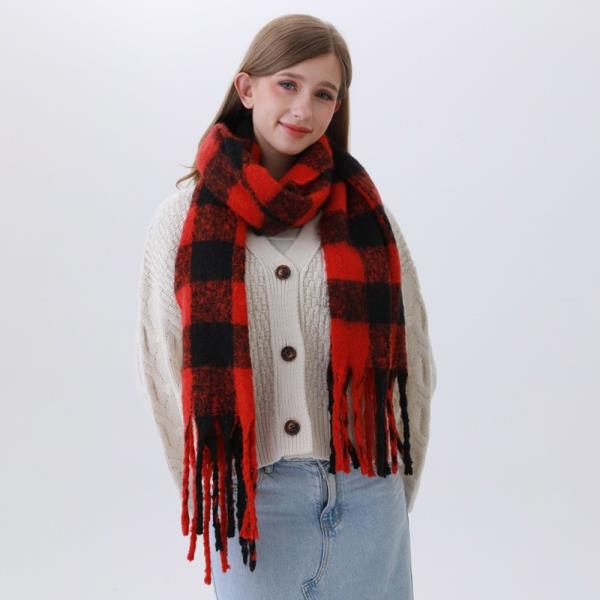 CHECKERED SCARF CLASSIC – FRINGED ELEGANCE