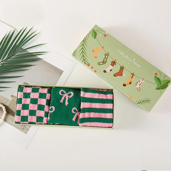 CHRISTMAS FUZZY SOCKS GIFT BOX