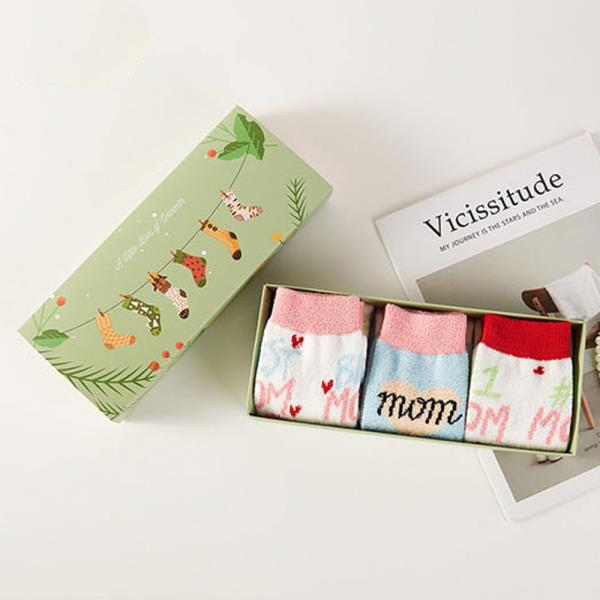 CHRISTMAS FUZZY SOCKS GIFT BOX
