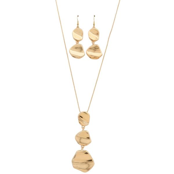 TRIPLE METAL PENDANT NECKLACE