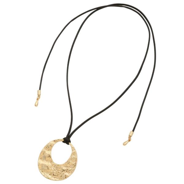 HAMMERED METAL ROUND PENDANT TIE NECKLACE