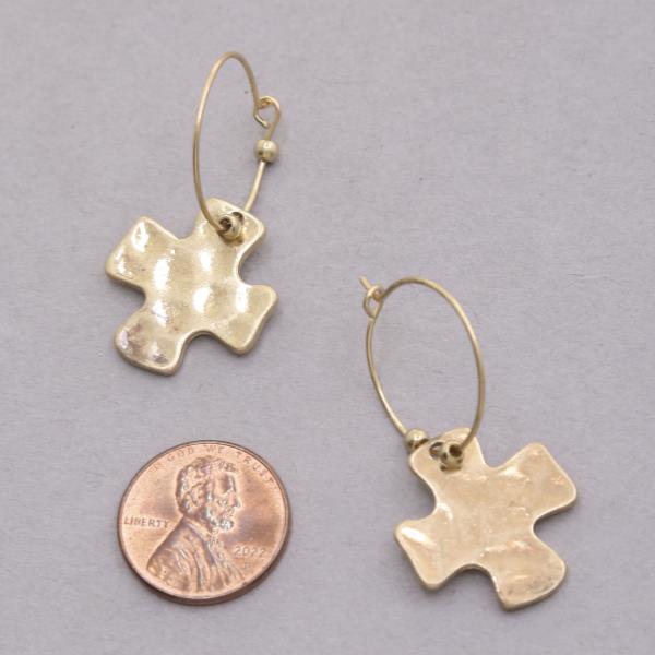 HAMMERED CROSS HOOP EARRING