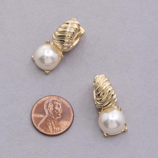 PEAL BEAD HUGGIE HOOP EARRING