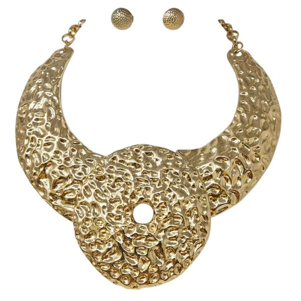 HAMMERED METAL TEXTURE WITH SCULPTED WIDE CURVED PANEL DESIGN CHUNKY STATEMENT NECKLACE EARRING SET