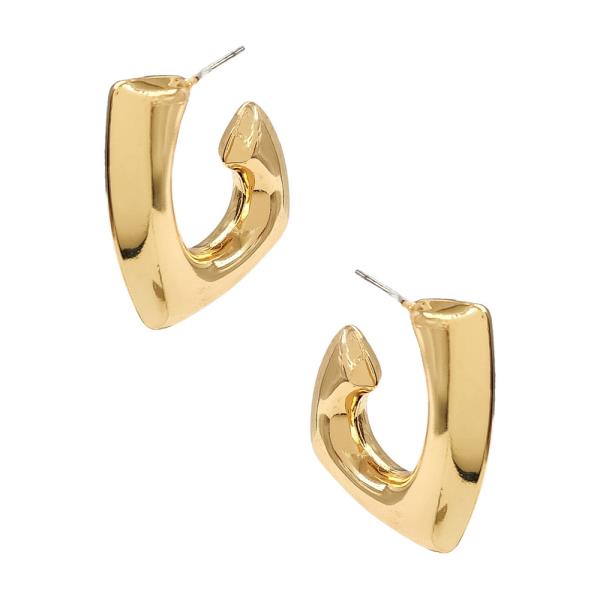 METAL SCULPTED HOOP EARRING