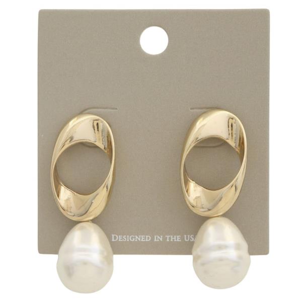 BENT METAL OVAL PEARL BEAD DANGLE EARRING