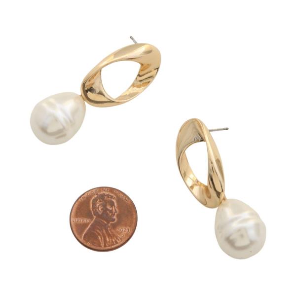 BENT METAL OVAL PEARL BEAD DANGLE EARRING