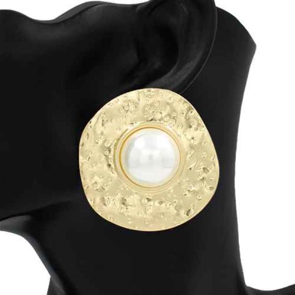 HAMMERED METAL ROUND PEARL CENTER STUD EARRING