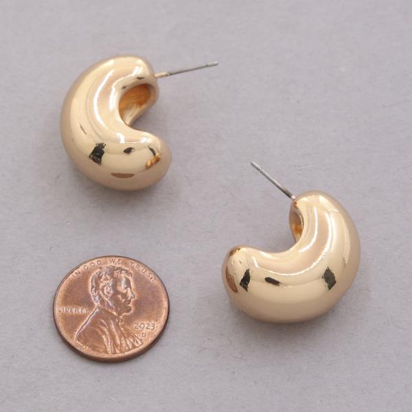 CURVE METAL HOOP EARRING