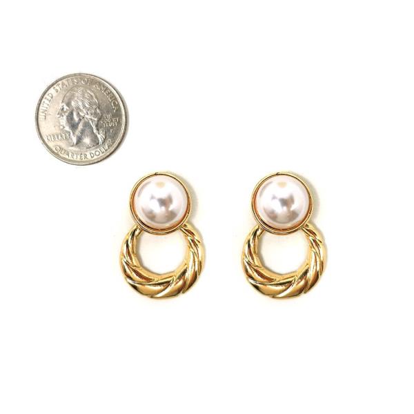 METAL PEARL TWIST LOOP STUD EARRING