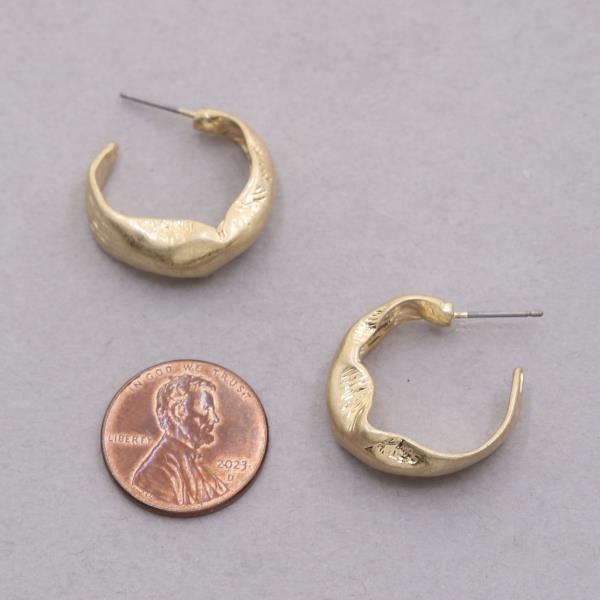 BENT METAL OPEN HOOP EARRING