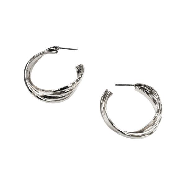 POLISHED METAL HOOP EARRING
